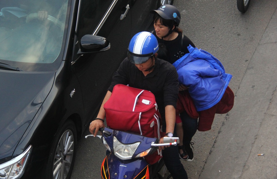 Người dân khó khăn rời thành phố trong dịp nghỉ lễ Tết Dương lịch