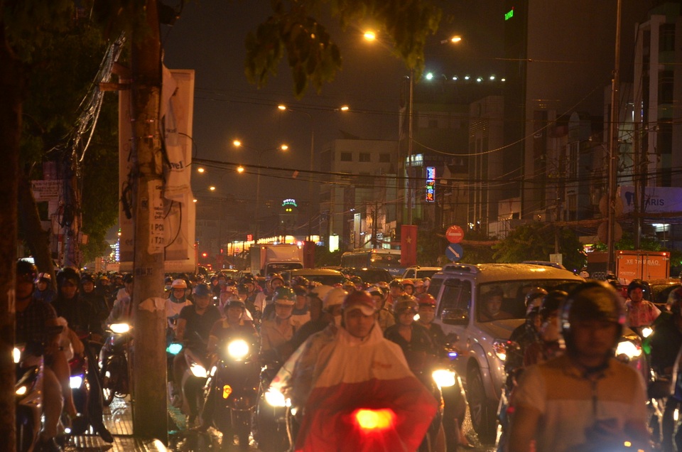 Sài Gòn mưa lớn - Sau ngập là ùn tắc nghiêm trọng - 2 Sài Gòn mưa lớn - Sau ngập là ùn tắc nghiêm trọng - 2