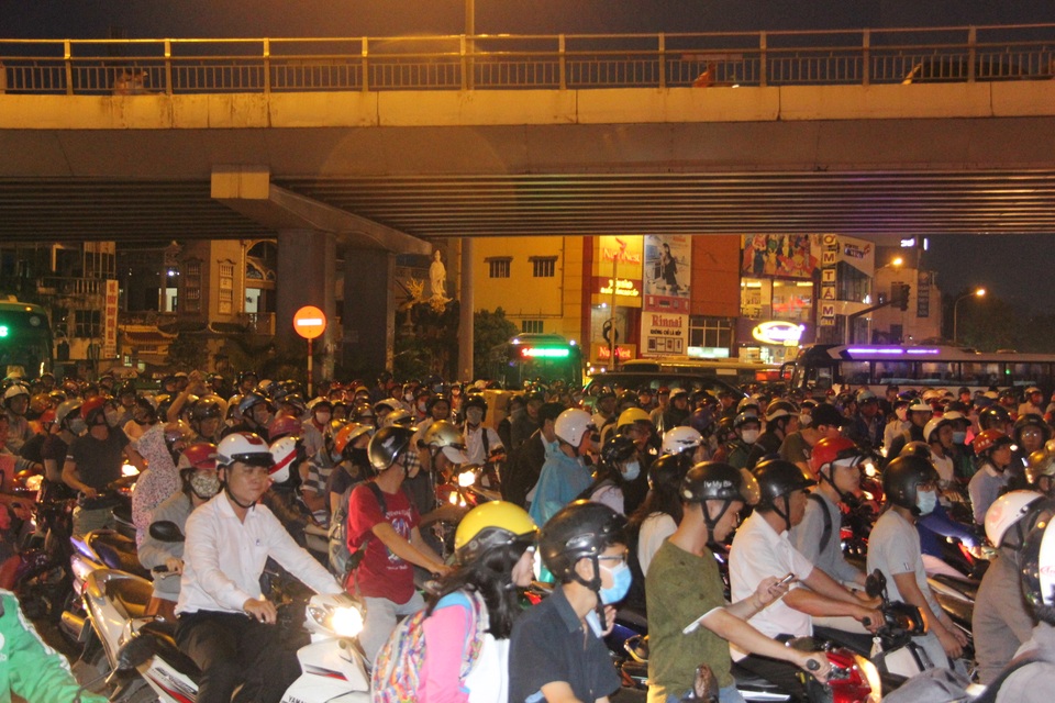 Hàng nghìn phương tiện “chết đứng” trong cơn mưa rả rích - 1