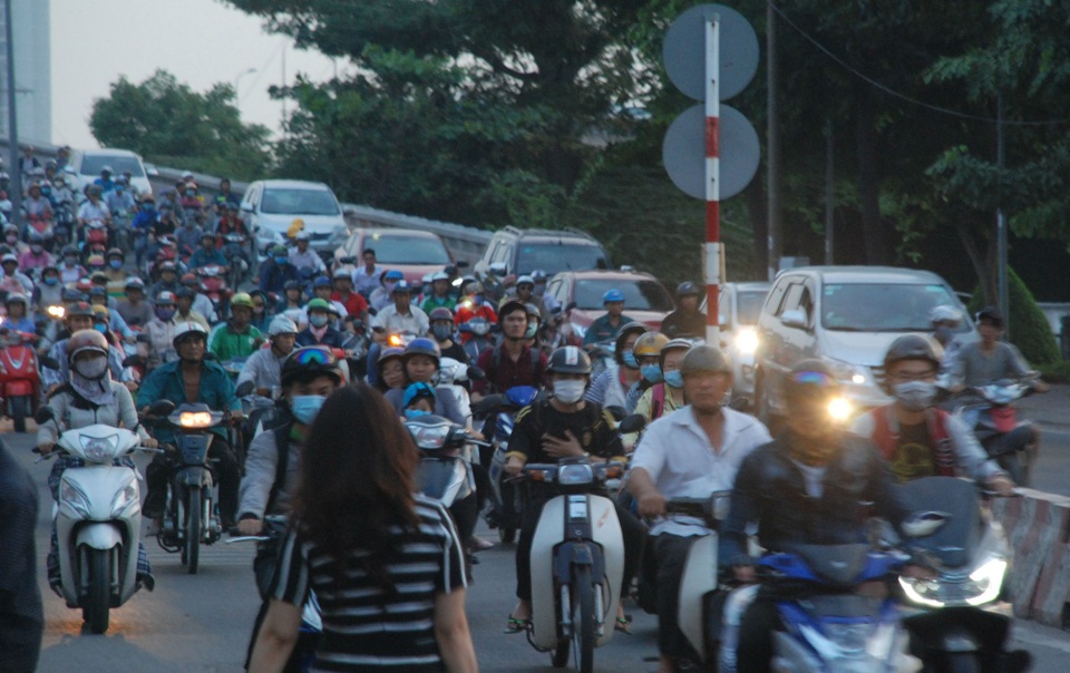 Tại cầu Bình Triệu hướng về ngã tư Bình Triệu (Thủ Đức), từ 16h dòng phương tiện bắt đầu đông đúc, phương tiện di chuyển chậm.