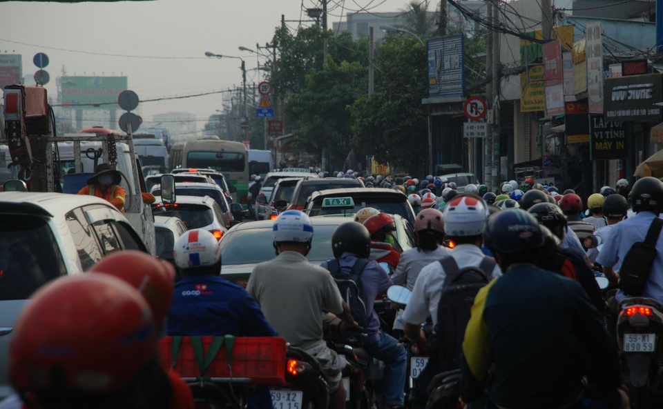 Ngoài ra, cũng tại tuyến đường này, đoạn qua cầu Ông Dầu, phường Hiệp Bình Phước cũng bị ùn tắc nghiêm trọng. Nhiều người đổ về bến xe miền Đông gặp khó khăn.