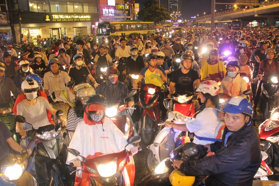 Hàng nghìn phương tiện “chết đứng” trong cơn mưa rả rích - 4