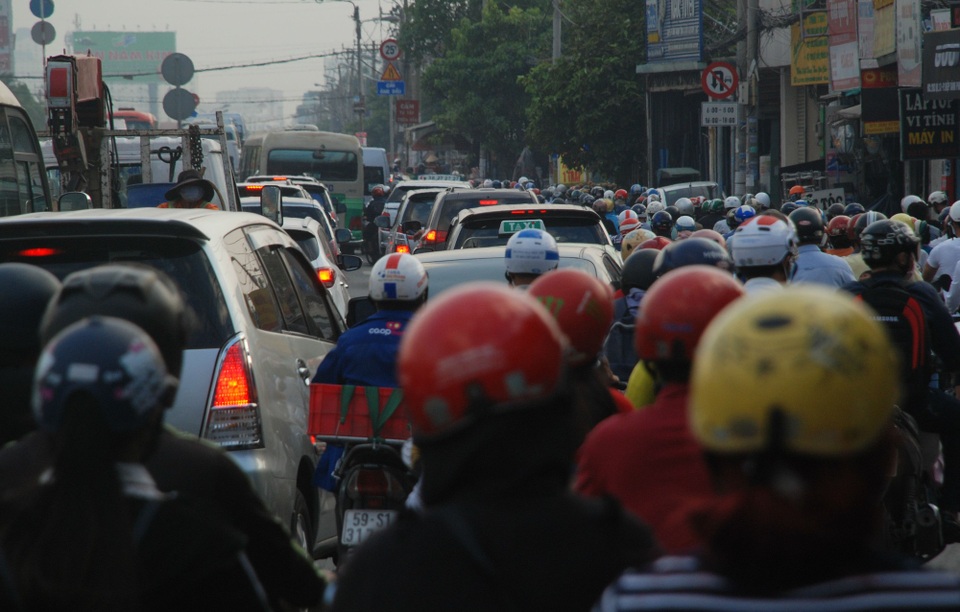 TPHCM: Người dân rời thành phố, nhiều tuyến đường tắc ứ - 6