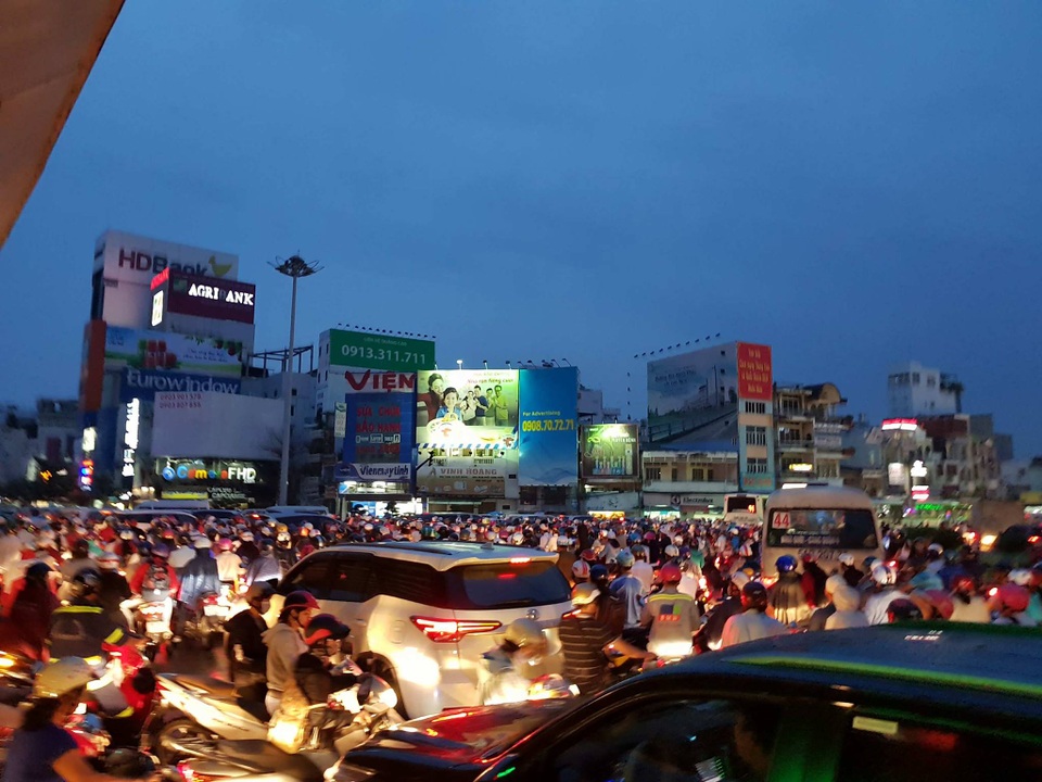 Hàng nghìn phương tiện “chết đứng” trong cơn mưa rả rích - 3