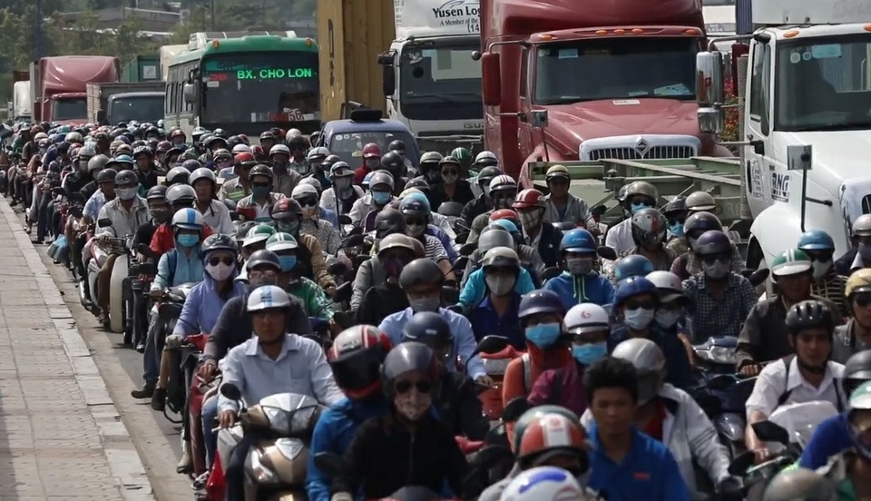 Trong khi đó, đoạn qua cầu Rạch Chiếc, xa lộ Hà Nội hướng từ quận 2 về quận 9 kẹt xe kéo dài nhiều giờ. Đến 16h cùng ngày, tại khu vực này vẫn bị ùn ứ.