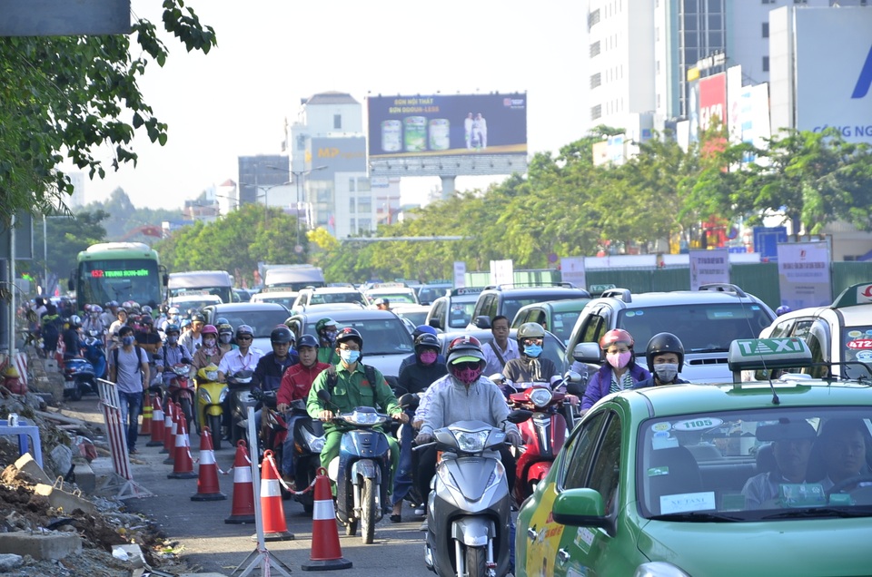 Đường Trường Sơn trước cửa sân bay cũng ùn ứ do rào chắn công trình