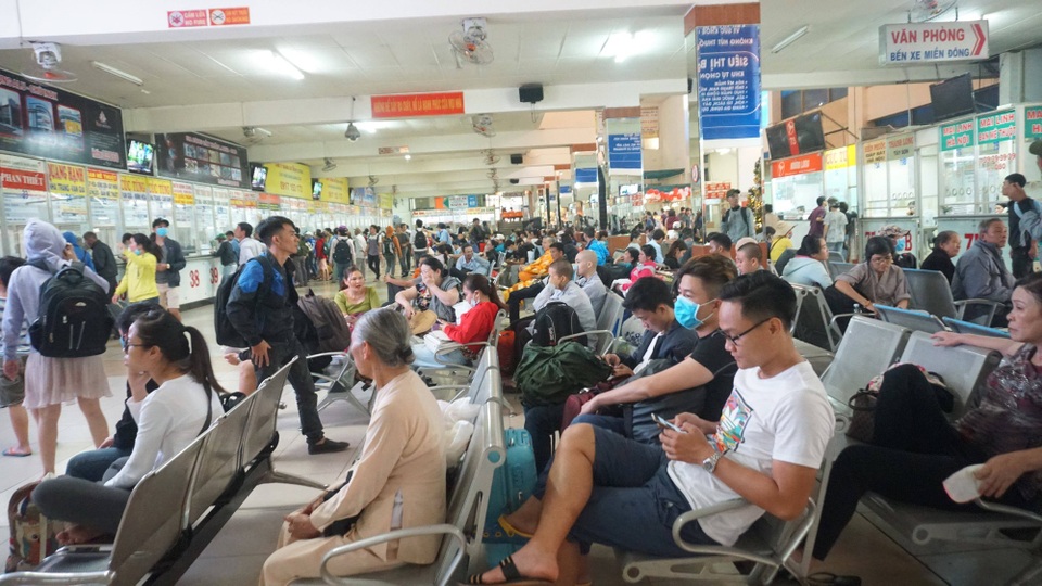 Tại bến xe Miền Đông, hàng nghìn người đổ về để chực mua vé, lên xe về quê nghỉ lễ.
