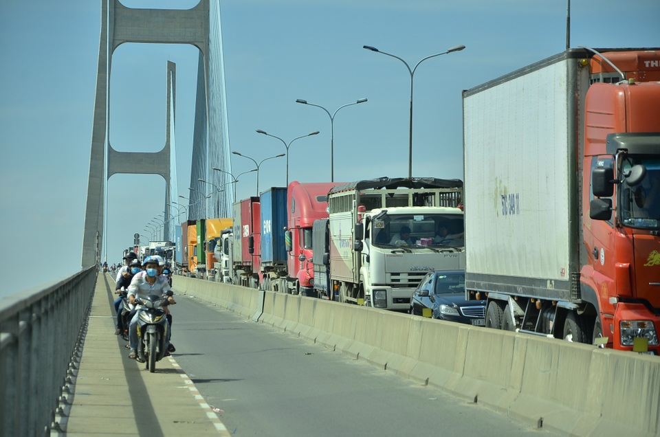 “Bò” suốt 2 tiếng chưa qua được cầu Phú Mỹ - 6 Dòng ô tô không thể di chuyển giữa cầu Phú Mỹ