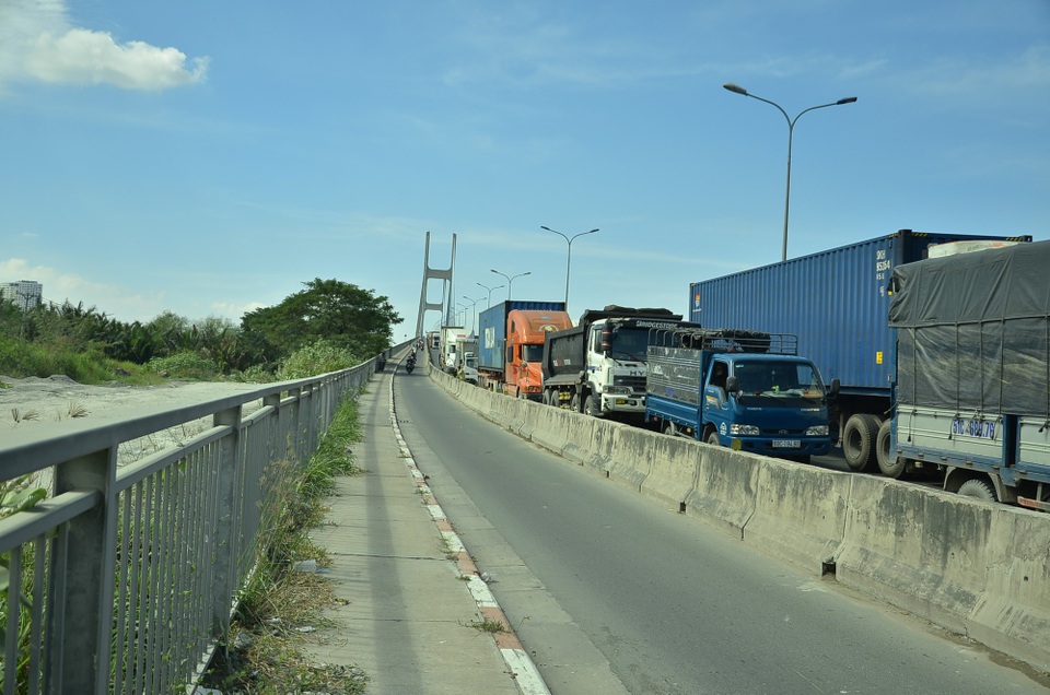“Bò” suốt 2 tiếng chưa qua được cầu Phú Mỹ - 5 Các phương tiện chật kín trên cầu