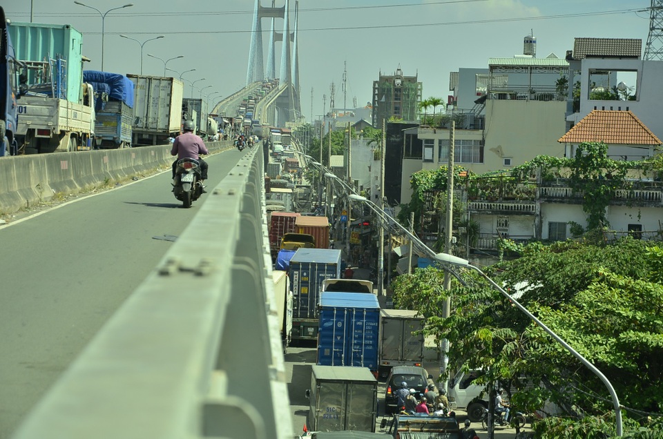 “Bò” suốt 2 tiếng chưa qua được cầu Phú Mỹ - 4 Đường dẫn lên cầu Phú Mỹ phía Huỳnh Tấn Phát cũng kẹt cứng
