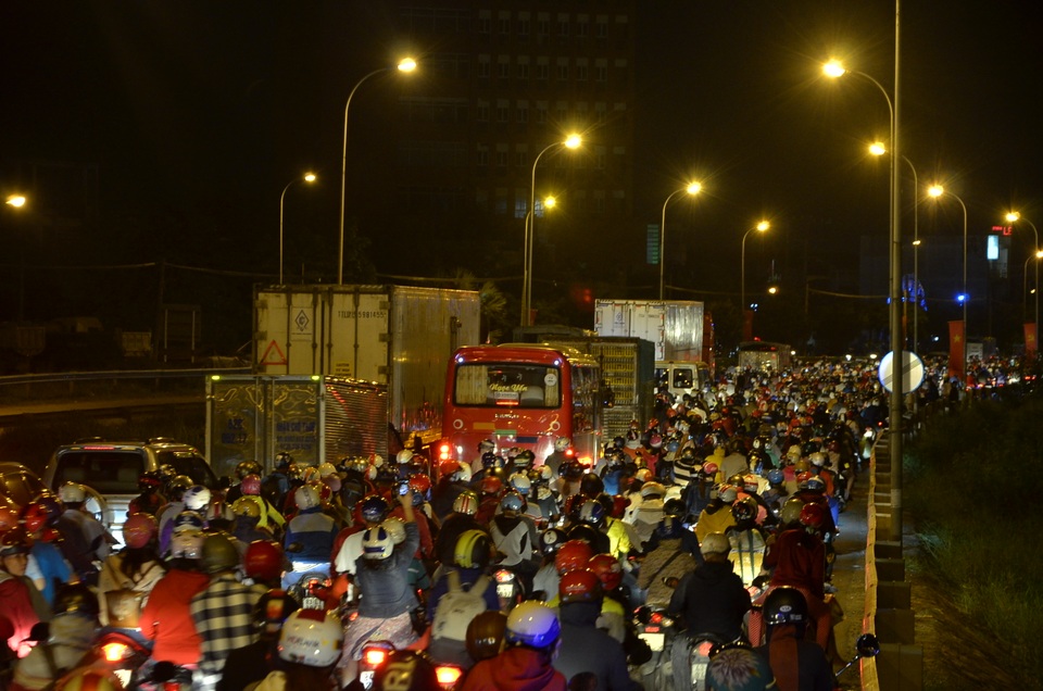 Dân miền Tây ùn ùn trở lại Sài Gòn, quốc lộ 1 kẹt cứng - 2