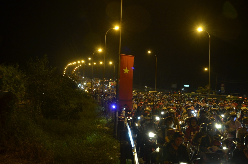 Dân miền Tây ùn ùn trở lại Sài Gòn, quốc lộ 1 kẹt cứng - 1