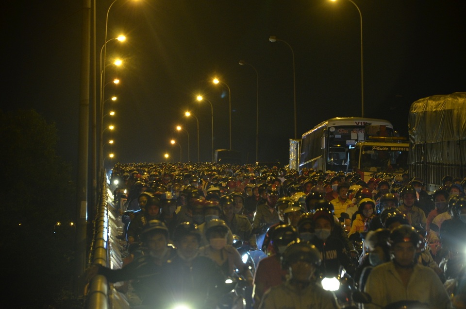 Các phương tiện xếp hàng chật kín trên cầu Bến Lức