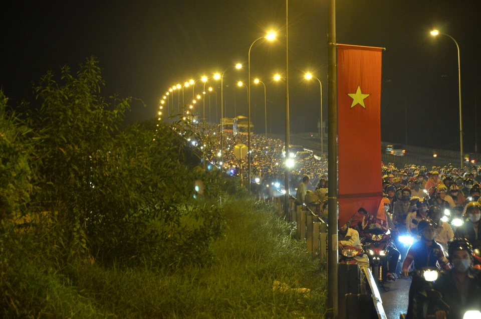 Dân miền Tây ùn ùn trở lại Sài Gòn, quốc lộ 1 kẹt cứng - 4