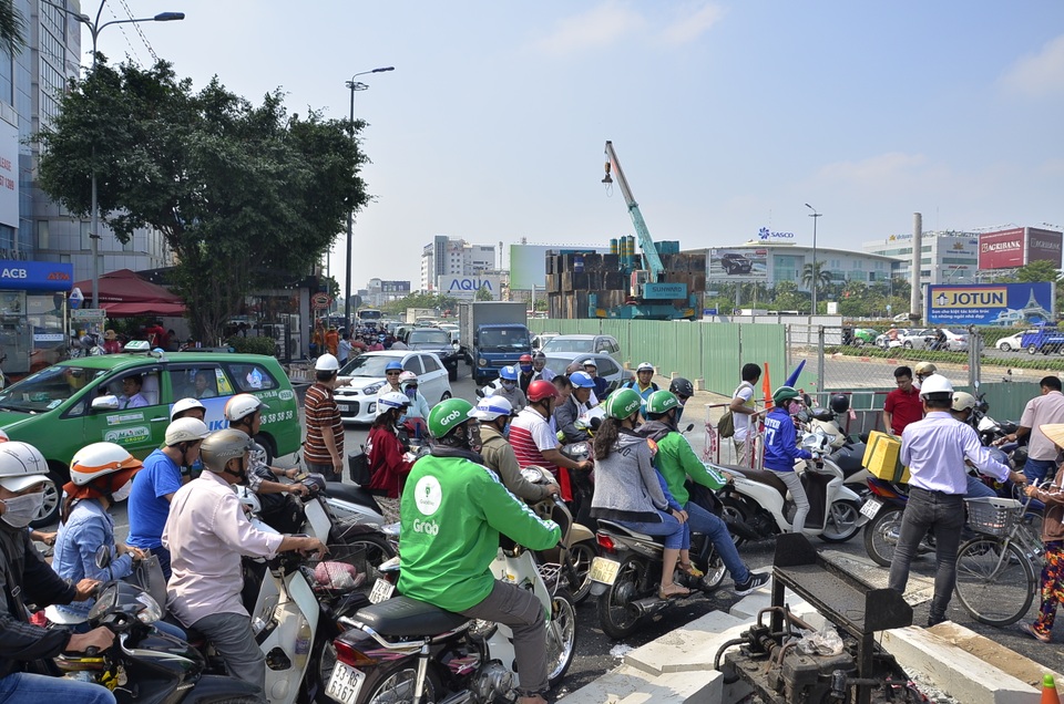 Đường vào sân bay kẹt cứng do rào chắn xây dựng cầu vượt - 9 Lực lượng chức năng phải mở nhánh nhỏ để xe máy vào thẳng sân bay, tránh đi đường vòng như ô tô