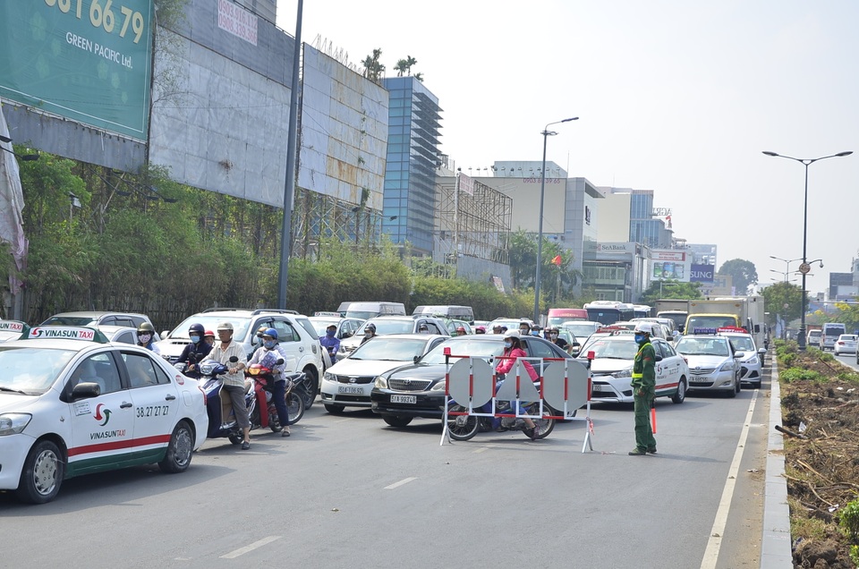 Đường vào sân bay kẹt cứng do rào chắn xây dựng cầu vượt - 8 Các phương tiện dồn cục trên đường Trường Sơn do rào chắn công trình
