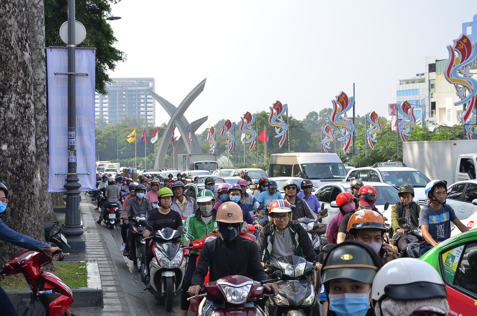 Đường vào sân bay kẹt cứng do rào chắn xây dựng cầu vượt - 4 sân bay Tân Sơn Nhất kẹt xe