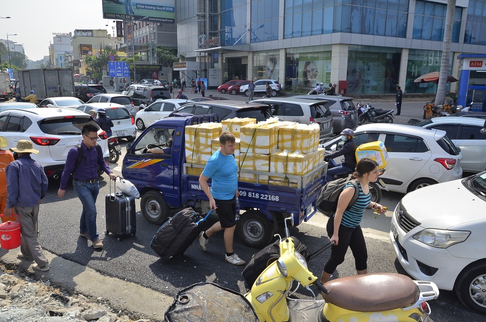 Hành khách "bỏ" taxi, chạy bộ vào Tân Sơn Nhất - 2 dân bỏ taxi chạy bộ vào sân bay