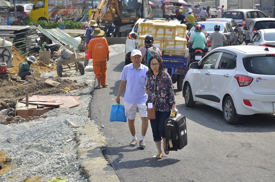 Hành khách "bỏ" taxi, chạy bộ vào Tân Sơn Nhất - 6 Từng đoàn khách xuống taxi để đi bộ vào sân bay do đường kẹt xe kéo dài