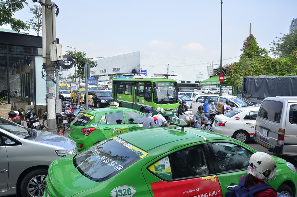 Đường vào sân bay kẹt cứng do rào chắn xây dựng cầu vượt - 7 Các phương tiện xung đột nhau do không có lực lượng CSGT điều tiết