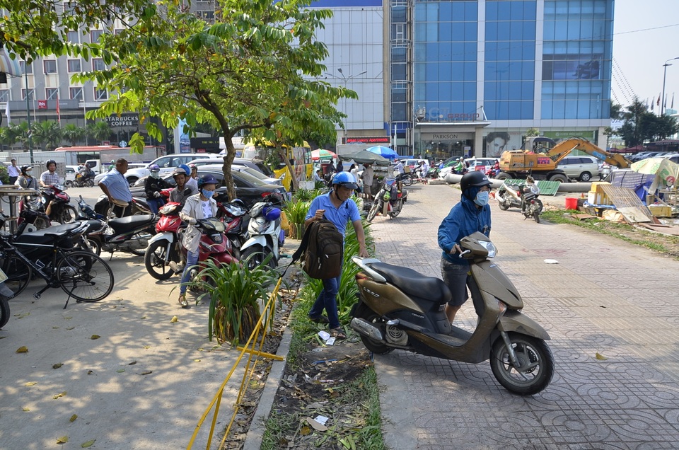 Đường vào sân bay kẹt cứng do rào chắn xây dựng cầu vượt - 10 Nhiều người băng vỉa hè để đi đường tắt vào sân bay