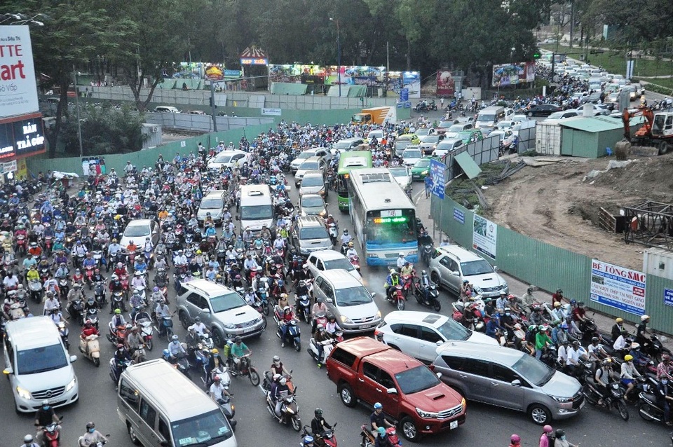 TPHCM thu dọn hàng trăm lô cốt dịp lễ 30/4 - 1 Thi công cầu vượt thép tại vòng xoay Nguyễn Kiệm - Nguyễn Thái Sơn