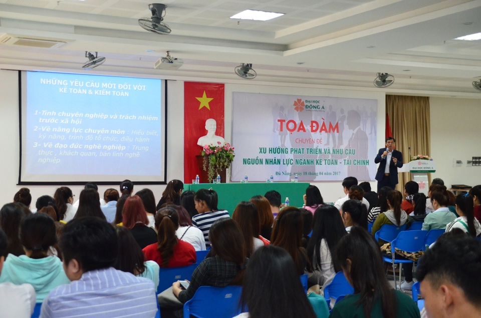 100% cơ hội làm việc và thực hành nghề nghiệp cho SV Tài chính - Kế toán - 2 PGS.TS Đặng Văn Thanh - Chủ tịch Hiệp hội Kế toán và Kiểm toán Việt Nam trao đổi về yêu cầu nguồn lực Kế toán, Kiểm toán trong môi trường kinh tế mới.