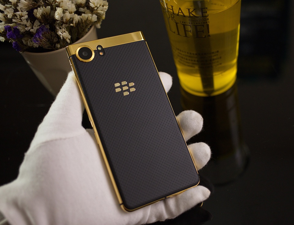 Ngắm phiên bản Blackberry KeyOne mạ vàng 24K đầu tiên tại Việt Nam - 7 Ngắm phiên bản Blackberry KeyOne mạ vàng 24K đầu tiên tại Việt Nam - 7