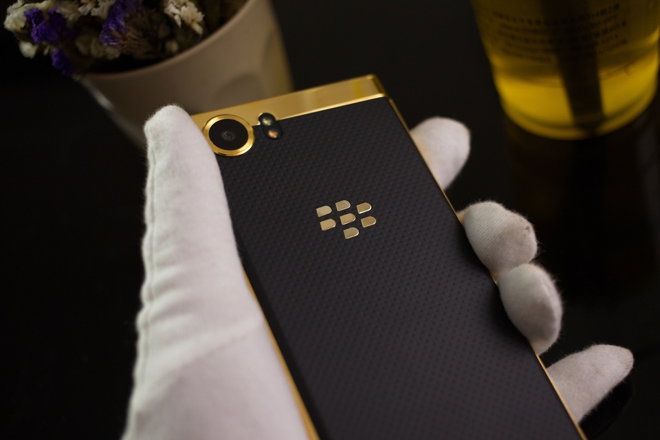 Ngắm phiên bản Blackberry KeyOne mạ vàng 24K đầu tiên tại Việt Nam - 6 Ngắm phiên bản Blackberry KeyOne mạ vàng 24K đầu tiên tại Việt Nam - 6