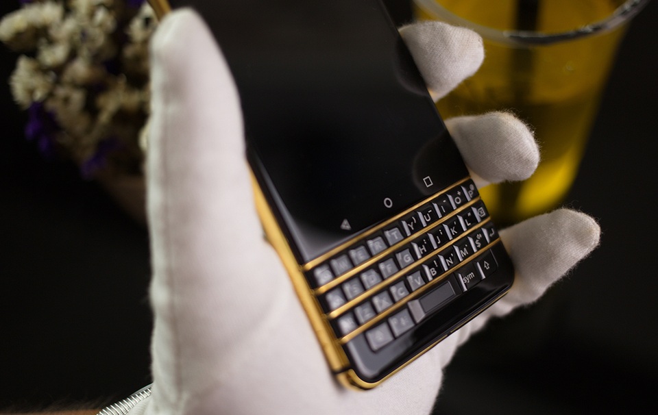 Ngắm phiên bản Blackberry KeyOne mạ vàng 24K đầu tiên tại Việt Nam - 5 Ngắm phiên bản Blackberry KeyOne mạ vàng 24K đầu tiên tại Việt Nam - 5