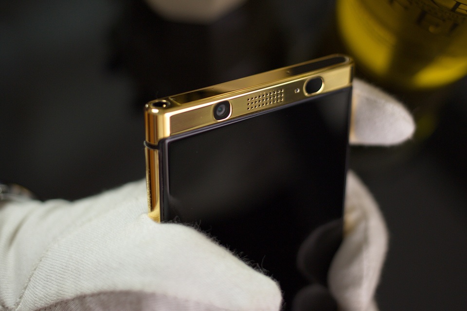 Ngắm phiên bản Blackberry KeyOne mạ vàng 24K đầu tiên tại Việt Nam - 2 Ngắm phiên bản Blackberry KeyOne mạ vàng 24K đầu tiên tại Việt Nam - 2