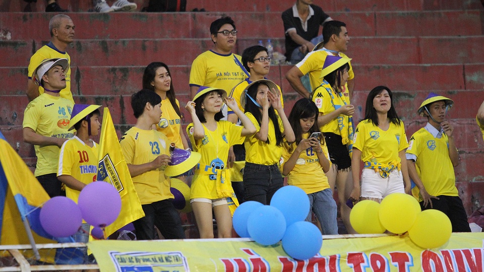 Ở một góc khác, số ít CĐV của CLB Hà Nội cũng rất nhiệt tình
