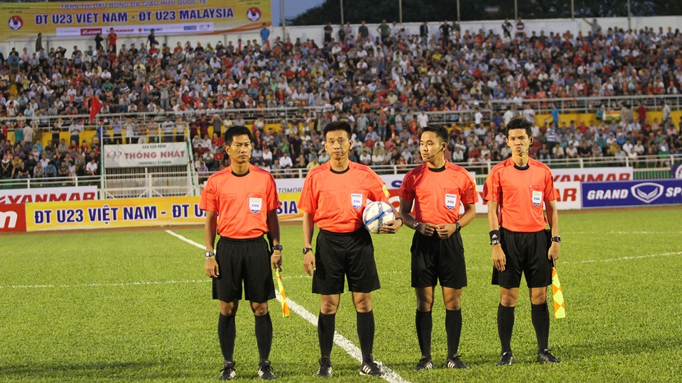 Khán giả nhí đến sân Thống Nhất ngày càng đông - 1 Có khoảng chục ngàn khán giả dự khán trận U23 Việt Nam - U23 Malaysia trên sân Thống Nhất tối 7/2