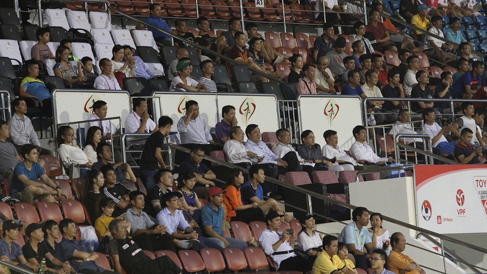 Chỉ... vài trăm người đến sân Thống Nhất chiều 7/4