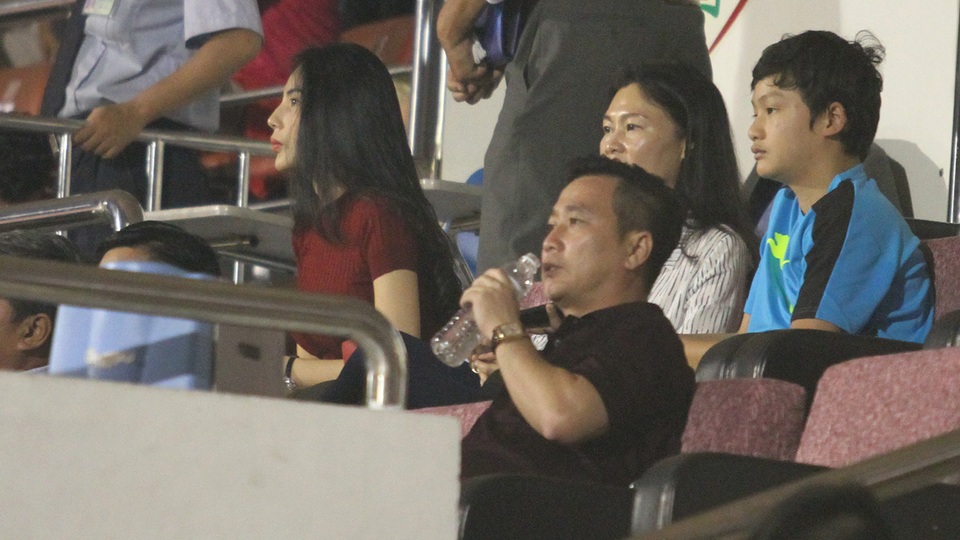 Thuỷ Tiên khá hồi hộp khi theo dõi đội bóng của chồng minh thi đấu