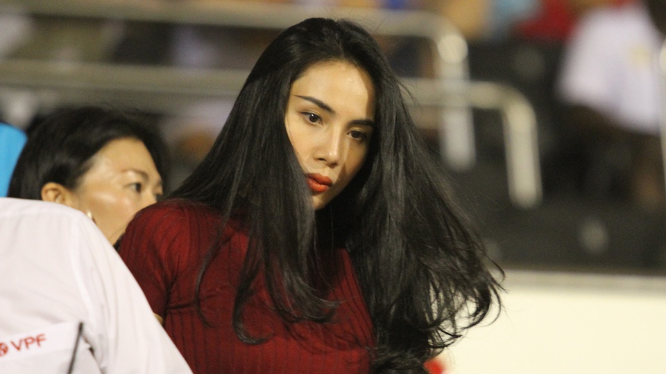 Vẻ mặt biểu lộ tâm trạng hồi hộp của Thuỷ Tiên khi chứng kiến CLB TPHCM của Công Vinh gặp khó trước đội bóng mạnh Hà Nội