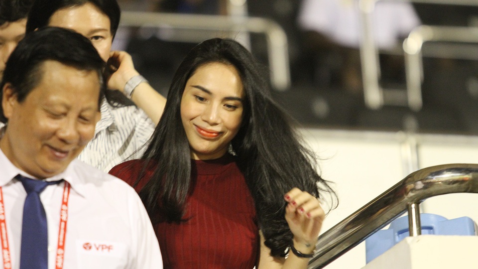 ... cho dù cô vẫn cố gắng mỉm cười với những người xung quanh