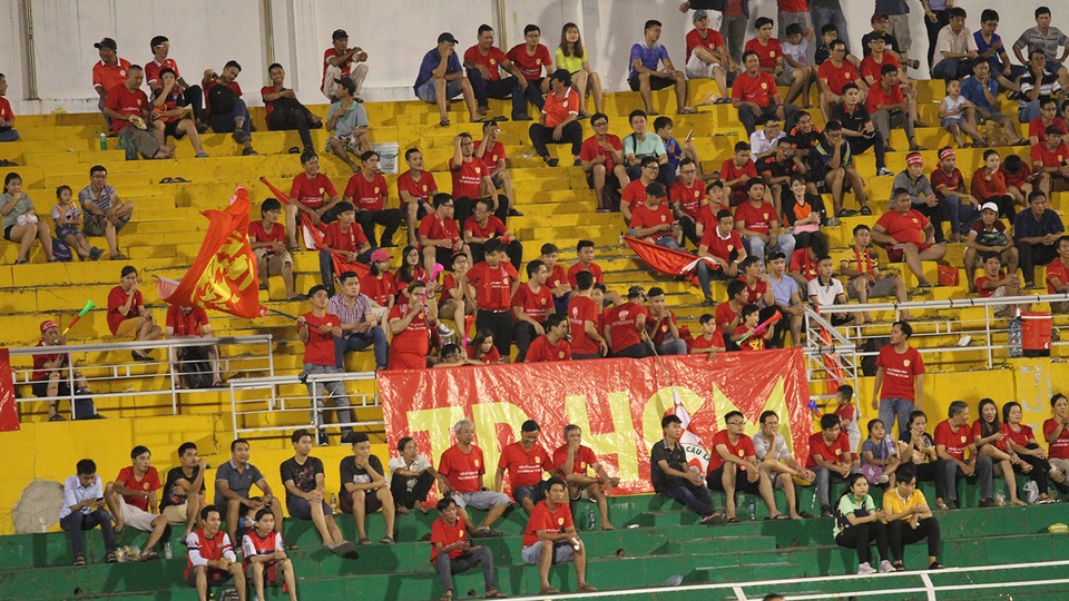 Sân Thống Nhất vắng khán giả sau "sự cố Long An" - 7 Nhưng vẫn chưa sánh được với lượng người hâm mộ Càng Sài Gòn ngày xưa