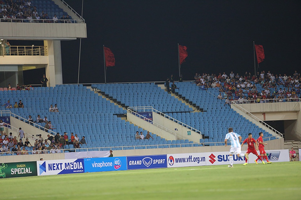 Đối tác của VFF lỗ nặng trong sự kiện U20 Argentina sang Việt Nam? - 1 Các khán đài càng thưa khán giả thì nguồn thu từ vé càng... thảm (ảnh: Gia Hưng)