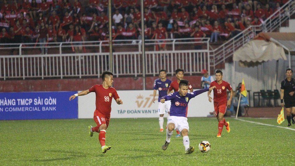 Một số góc khán đài trên sân Thống Nhất vẫn có màu đỏ rực sắc áo của CĐV CLB TPHCM