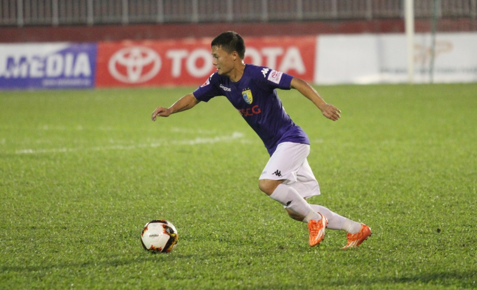 Trận đấu giữa CLB TPHCM và CLB Hà Nội còn gây chú ý bởi sự xuất hiện của cầu thủ đang giữ kỷ lục 4 lần đoạt QBV Việt Nam Phạm Thành Lương ở trên sân