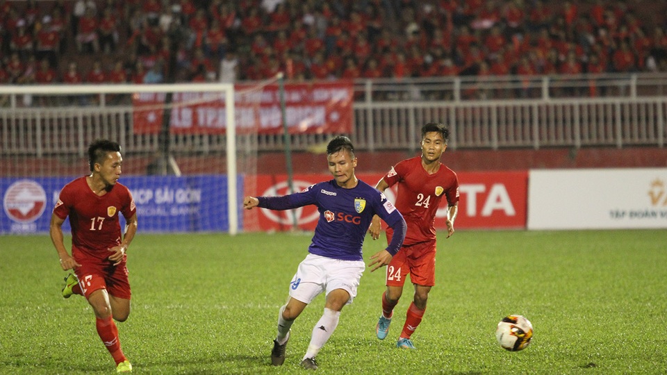 Thậm chí, khán giả còn giăng biểu ngữ khá lạc quan: CLB TPHCM vô địch