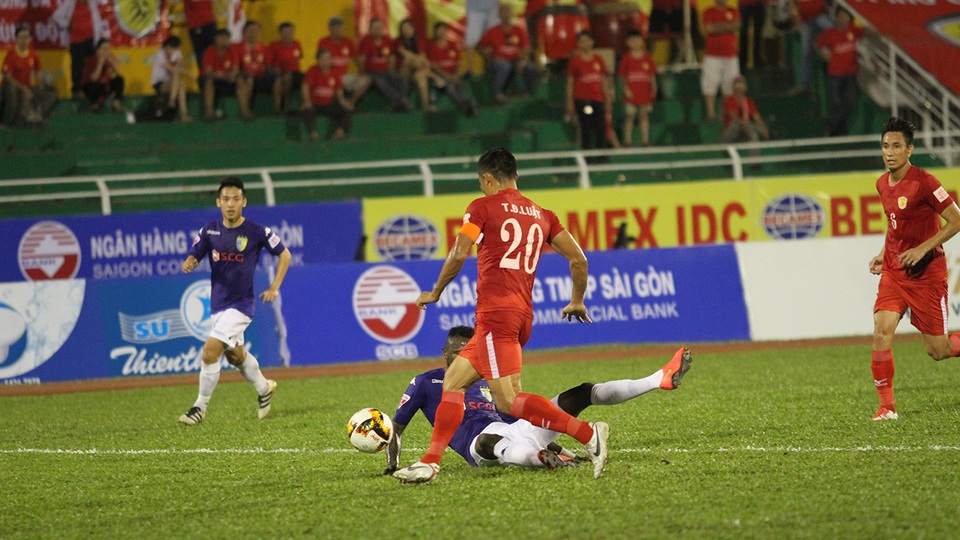 Cặp đôi Công Vinh - Thuỷ Tiên vẫn giúp sân Thống Nhất hút khán giả - 4