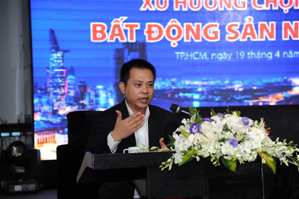 Chuyên gia "mách nước" những nguyên tắc "vàng" trong đầu tư bất động sản - 1 Giải pháp cho vấn đề này là người mua nhà nên có sự tìm hiểu kỹ càng về uy tín, cách thức làm việc, quy trình và cả các vấn đề xử lý khiếu nại của chủ đầu tư, luật sư Kiều Hưng nói.