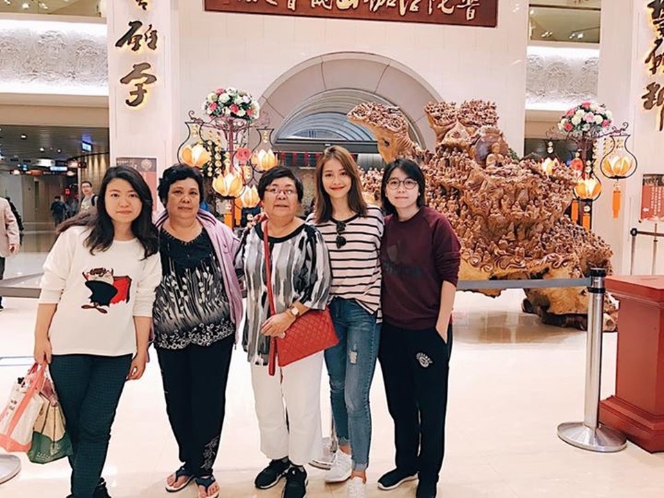 Khả Ngân chia sẻ ảnh hạnh phúc cùng gia đình trong dịp đón năm mới tại Đài Loan vừa qua