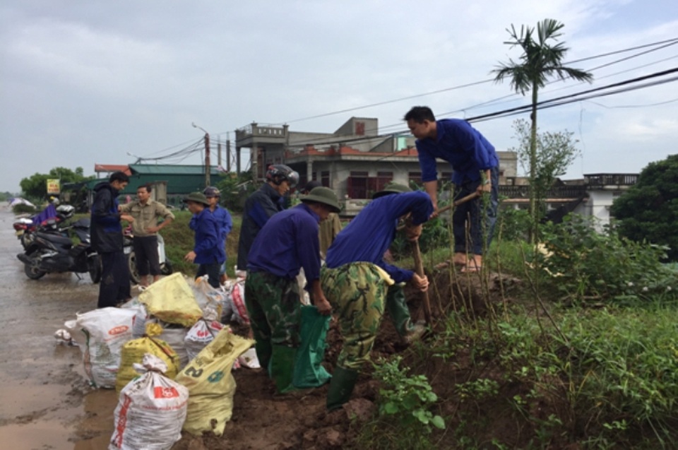 Người dân và cơ quan chức năng huyện Ý Yên đang huy động lực lượng chống lũ