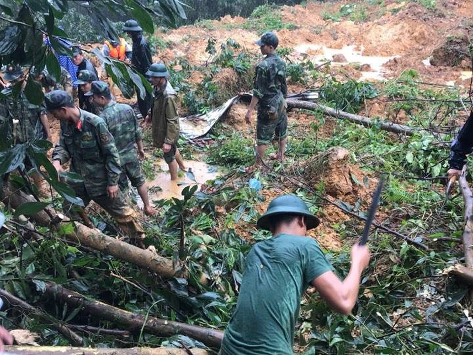 Thực hư thông tin vỡ đập thủy điện sông Tranh - 2 Lực lượng quân đội đang hỗ trợ khắc phục thiệt hại do mưa lũ tại huyện Bắc Trà My - Quảng Nam.