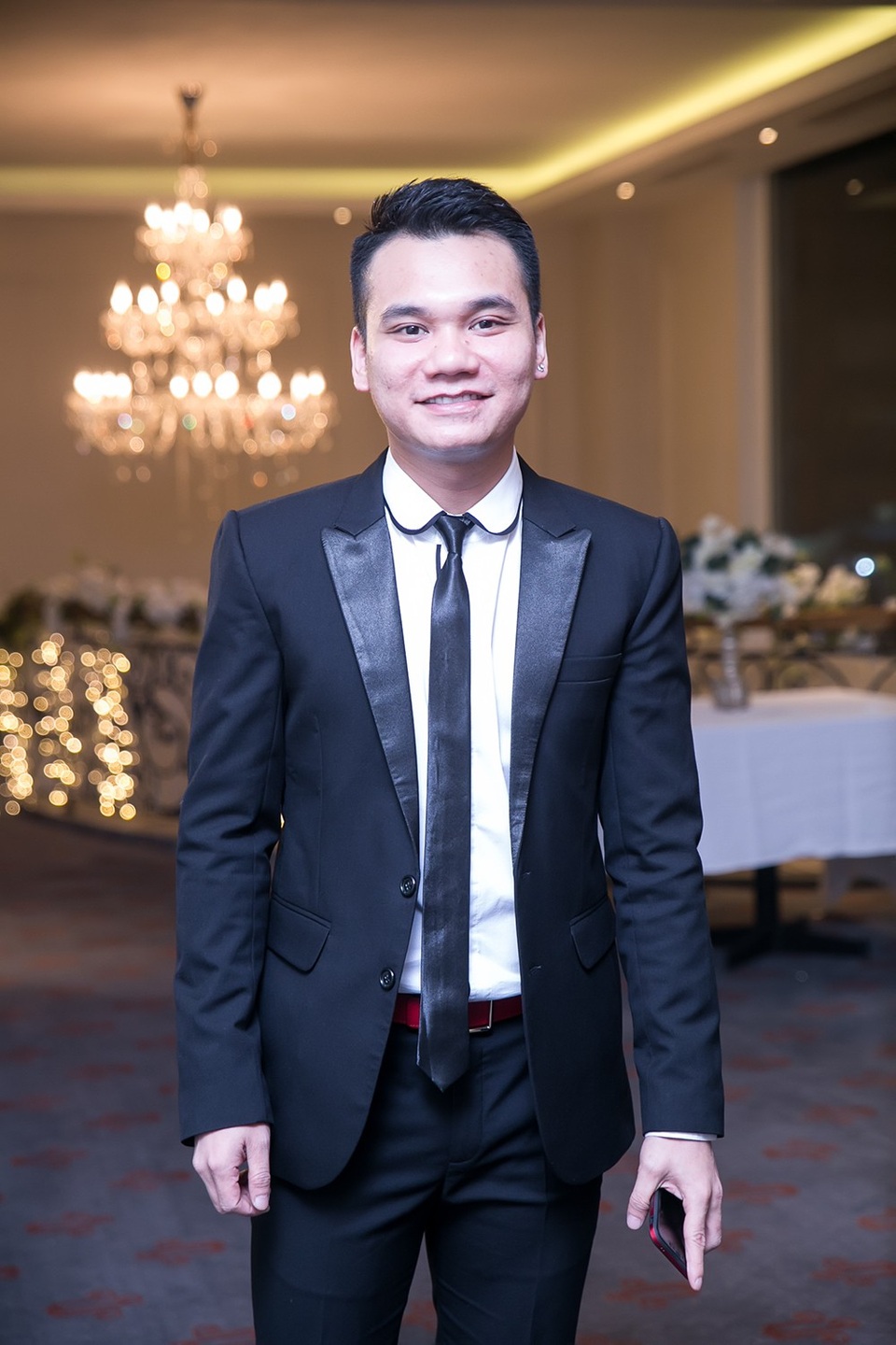 Nhật Thuỷ Idol khệ nệ bụng bầu đến dự đám cưới thành viên nhóm Oplus - 13 Khắc Việt đến dự đám cưới một mình.