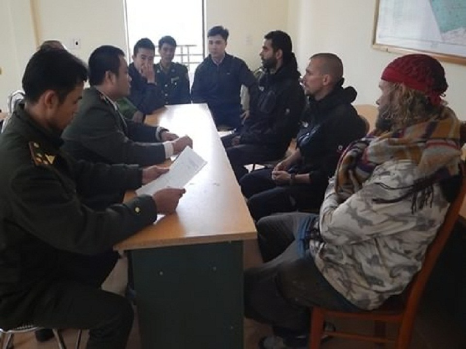 Phát hiện và xử phạt 3 du khách nước ngoài đi du lịch trái phép - 2 Lực lượng chức năng giải thích các quy định để du khách hiểu và chấp hành.