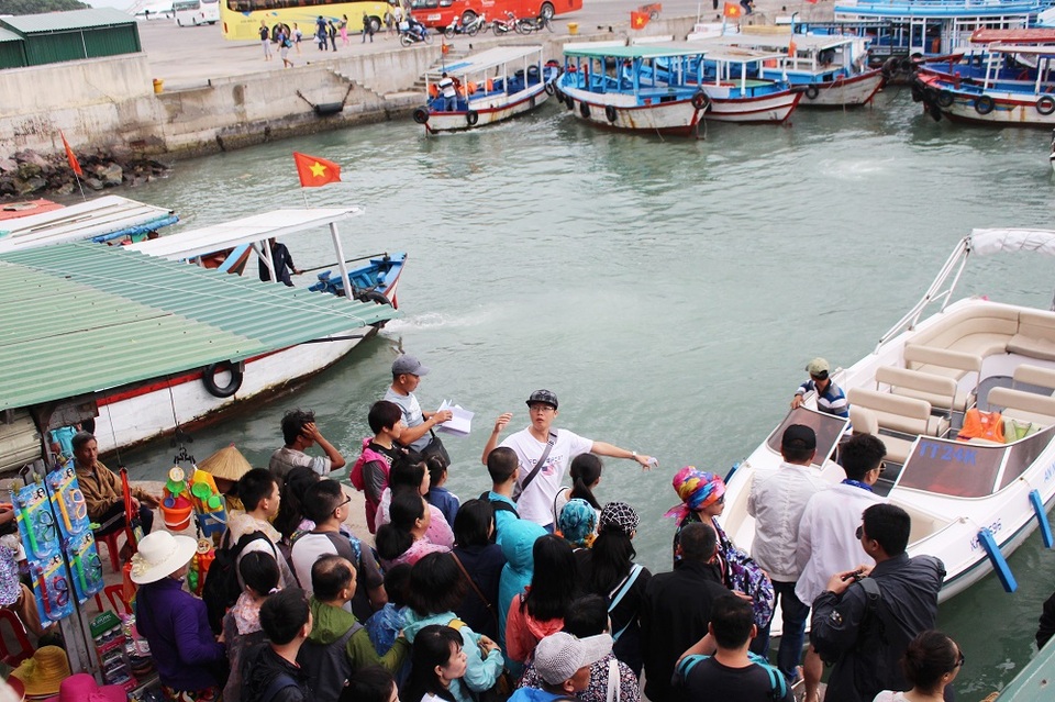 Nha Trang: Dự kiến lượng khách tham quan dịp lễ 30/4 tăng nhẹ - 1 Du khách chuẩn bị lên ca nô tham quan Vịnh Nha Trang, Khánh Hòa - Ảnh: Viết Hảo